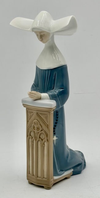 Beautiful Meditation Nun Lladro w/Original Box: Lladro #5.501 Meditation Nun. Comes with original box. Box has been heavily taped. Lladro in excellent condition with no visible chips or cracks. Approximately 8.5"h. Photos are considered part of the