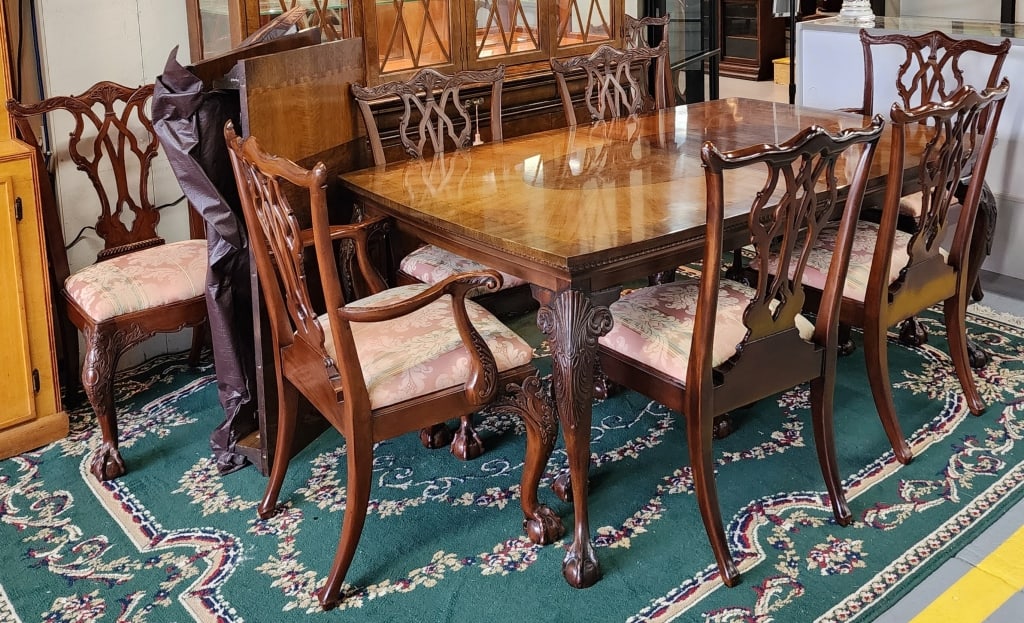 Vintage Henredon Charles X Dining Table & Chairs: Vintage Henredon Charles X burled walnut dining table and chairs. Includes (6) chairs, (2) arm chairs, and (2) leafs. Slight discoloration on table top. Table approximately 29.5"h x 72"w x 45"d and le