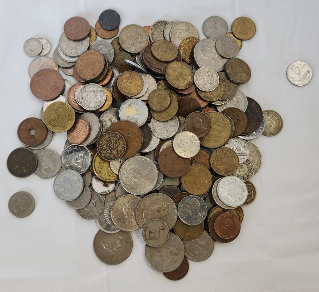 200 Pieces Assorted Foreign Currency (1 of 5)