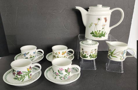 Beautiful Portmeirion Botanic Garden Tea Set: Beautiful Portmeirion Botanic Garden tea set. Service for 4. Includes teapot, creamer, covered sugar, cups and saucers. Sizes vary. Photos are considered part of the condition and description. R