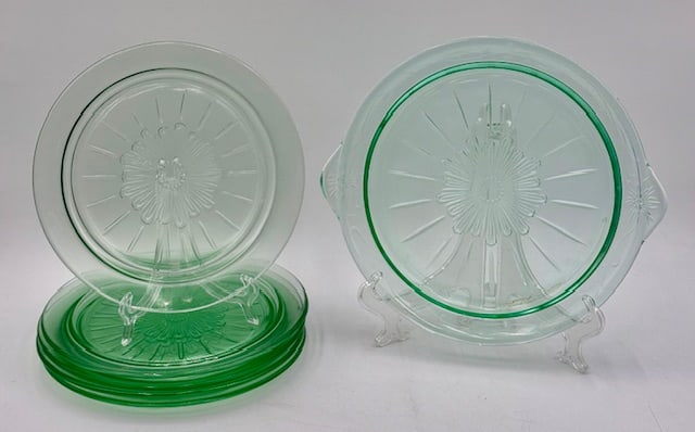 Vintage US Glass Depression Glass Plates: 6pc US Glass depression glass plates. Tendril pattern. Includes 5 luncheon plates and one cake plate with handles. Small chips present on the bottom of plates. Photos are considered part of the condit