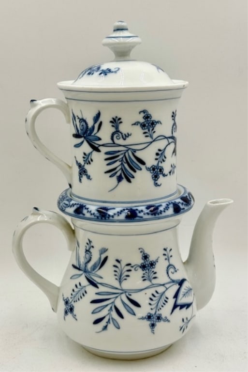 Vintage TK Blue Onion Teapot & Strainer Set: Vintage TK blue onion teapot and strainer set. 4 Pieces total. No chips or cracks. Approximately 14"h. Photos are considered part of the condition and description. 109