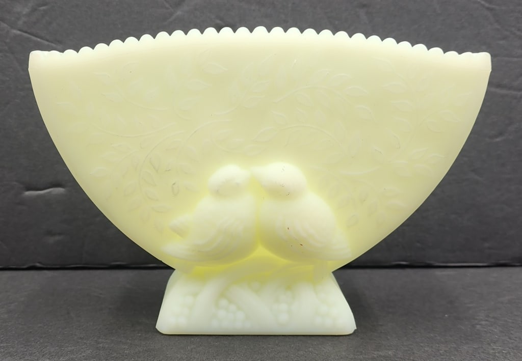 Vintage Fenton Lovebird Custard Glass Fan Vase (1 of 9)
