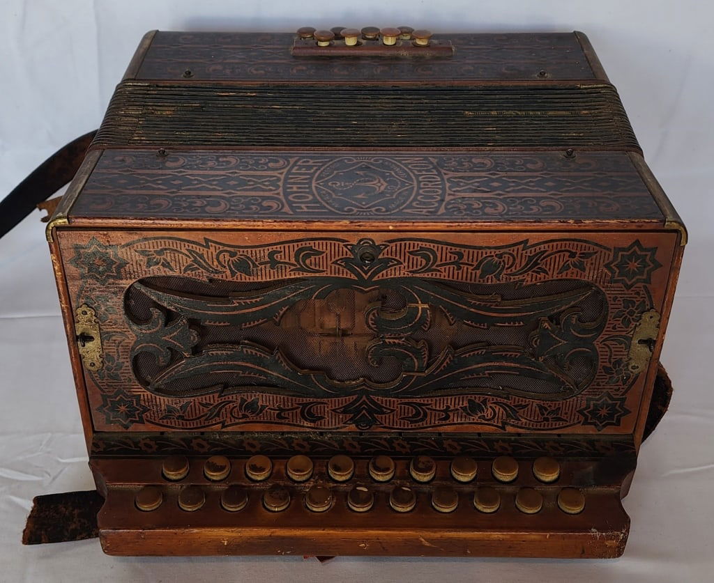 Antique Hohner Vienna Style  Accordion (1 of 15)