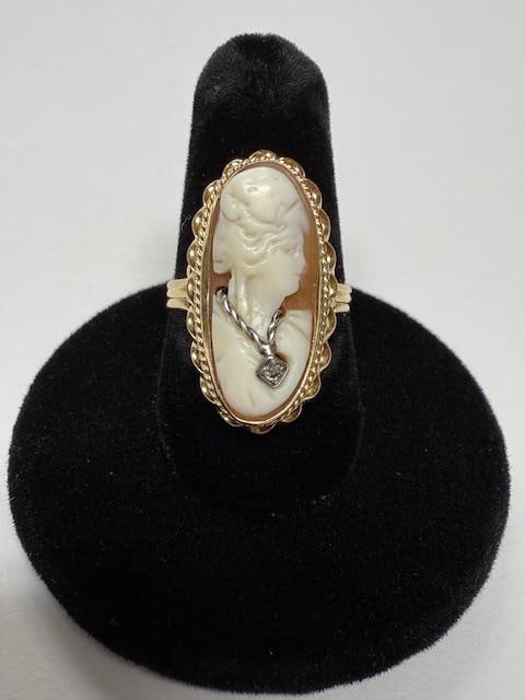 Beautiful 14k Cameo Ring w/Diamond Accent - 4.4g TW (1 of 8)