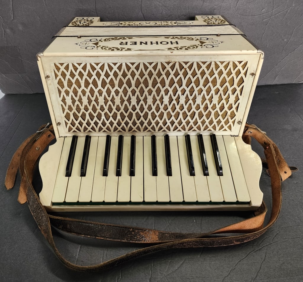 Vintage Wooden 25 Key Hohner Accordion (1 of 10)