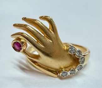 Beautiful 18k Deco Hand Ring - 5.1g Tw
