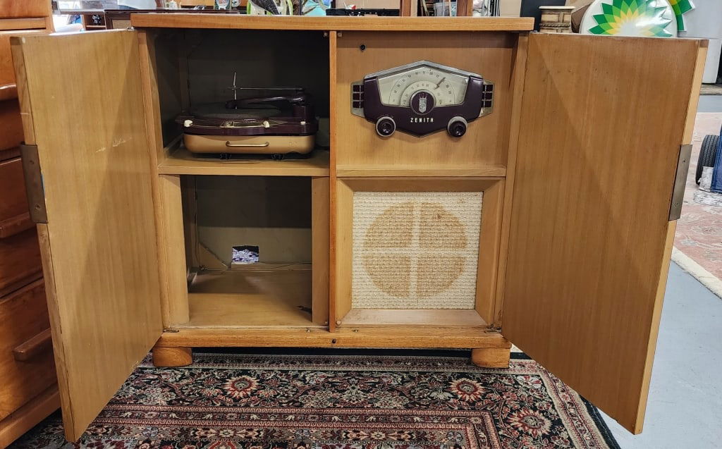 Magnavox Console Stereo System W/ 8 Track Player Magnavox Console Stereo System W/ 8 Track Player