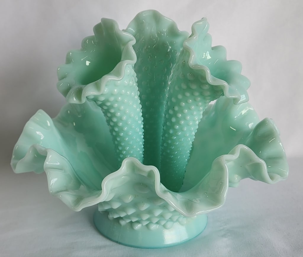 Beautiful Fenton Hobnail Three Horn Epergne (1 of 7)