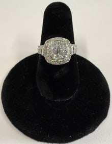 Beautiful 10k White Gold Diamond Ring - 4.5g TW