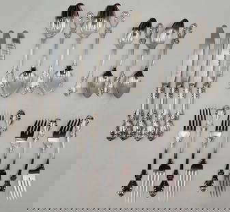 Reed & Barton 20 Piece Sterling  Flatware Set - 28.5oz TW: Reed and Barton sterling silver flatware set. 5 Piece service for 4, 20 total pieces. Pattern unknow. Approximately 28.50oz TW. Photos are considered part of the condition and description. R