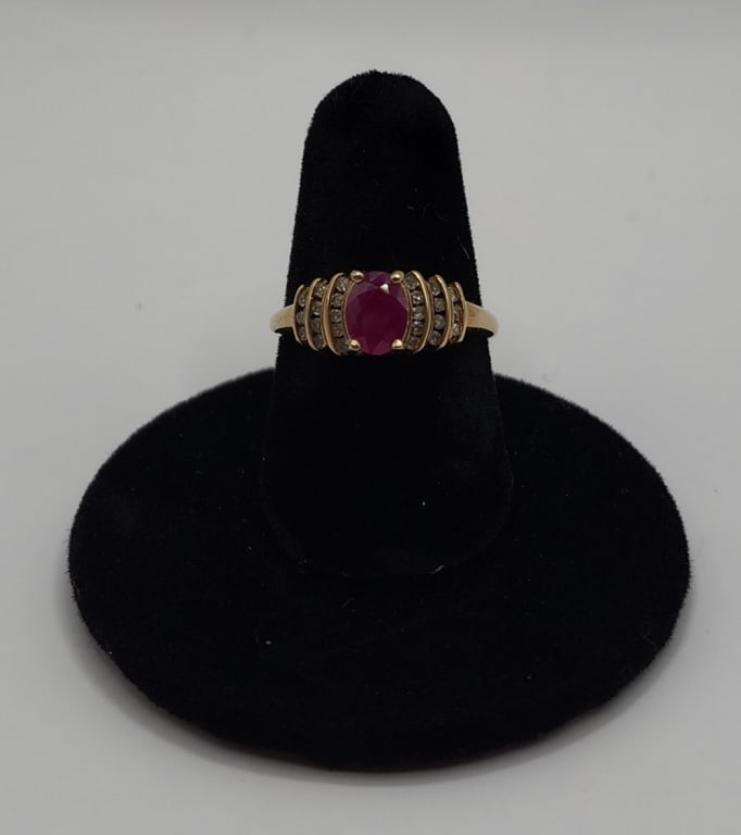 10K Ruby & Diamond Ring - 2.57g TW (1 of 7)