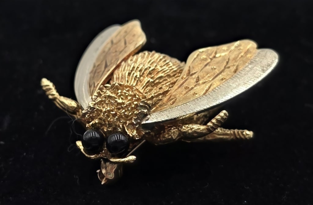 18k Cellino Two-Tone Bee Brooch - 14.9g TW: 18k Cellino bee brooch. 14.9g TW. Yellow gold with white gold strip on wing edge. Onyx (?) eyes. Marked Cellino 18k. Approx. 1"L x 1.25"W. Photos are considered part of the description and condition.
