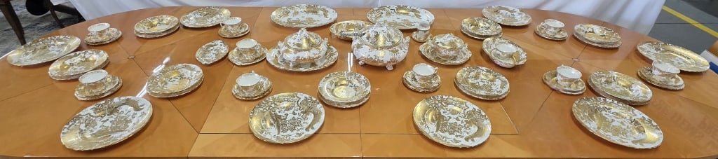 Royal Crown Derby Gold Aves Dining & Serving Set: Royal Crown Derby Gold Aves English bone China dinnerware and serving pieces. Complete service for 8 plus 13 piece serving set. Luxurious design features 24kt gold depictions of birds of paradise and