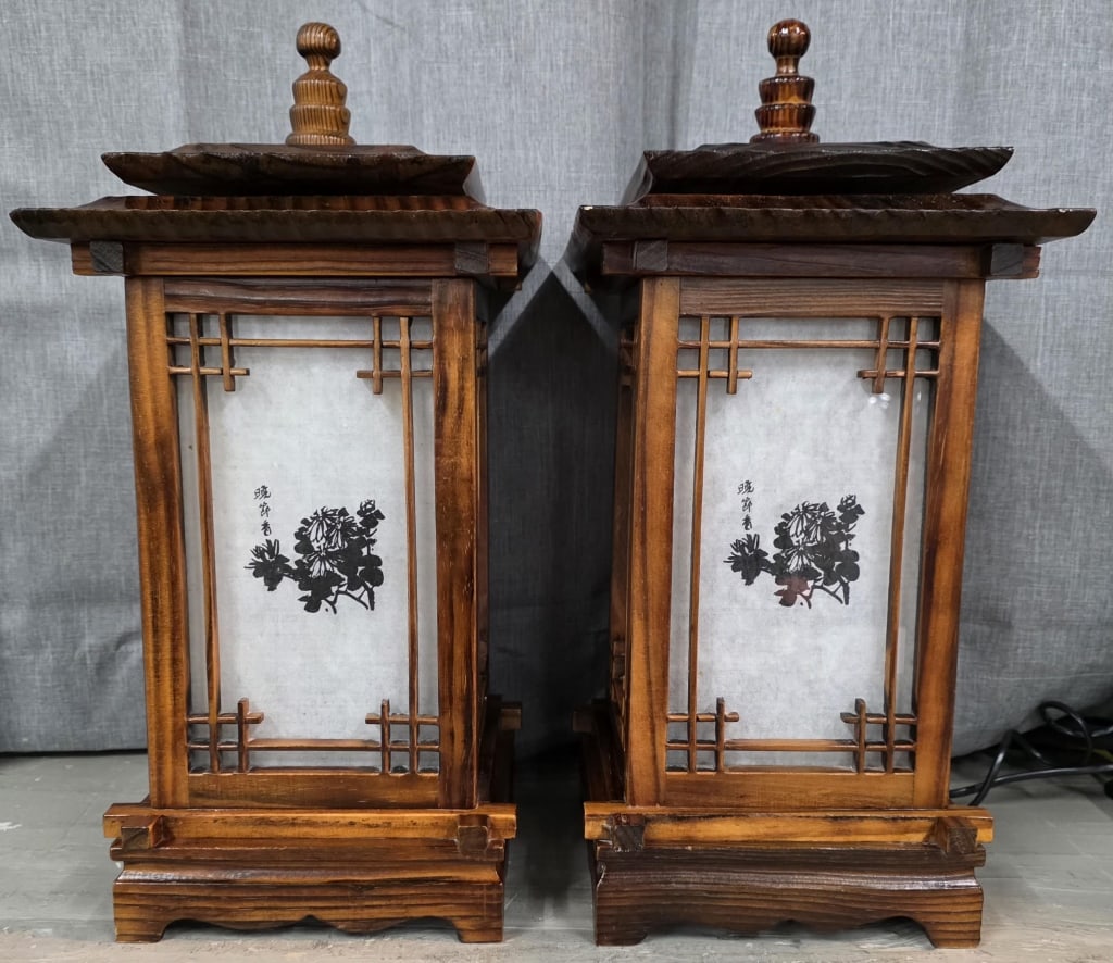 Pr. Vintage Traditional Korean Pagoda Shape Lamps (1 of 7)