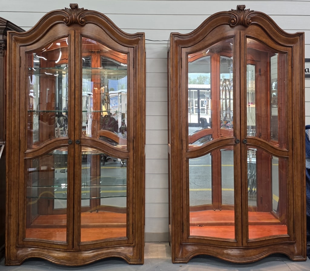 Hooker Furniture French Provincial Curio Cabinets (1 of 8)