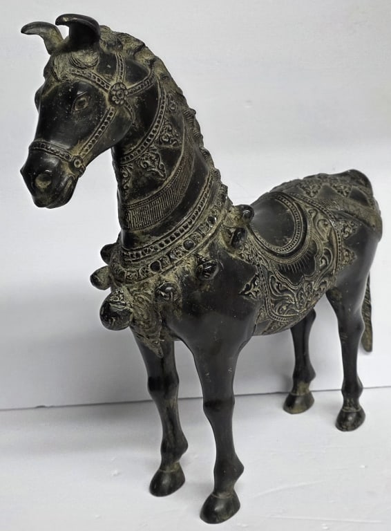 Bronze Chinese Tang Horse Sculpture: Bronze Chinese Tang horse sculpture. Approximately 13"h x 15"w. Photos are considered part of the condition and description. O/S