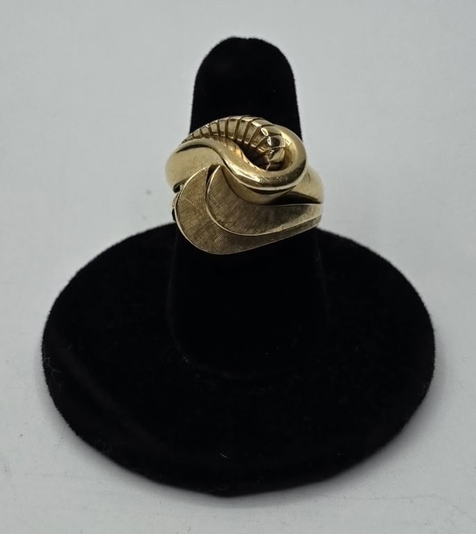 18k Multi-Dimensional Ring - 9.87g: Vintage 18k ring. Approximately 9.87g. Multi-dimensional with textured accents. Made in Italy. Approx. size 7. Crack/line on inside back of ring. Photos are considered part of the description