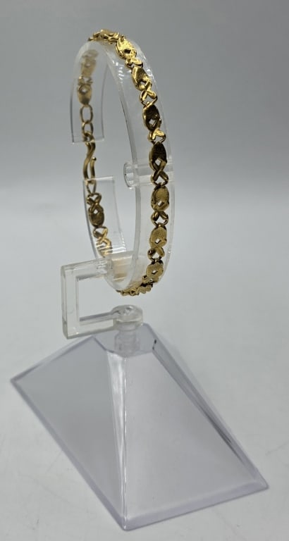 24k Yellow Gold XO Link Bracelet - 10.57g: 24k Yellow gold XO hugs and kisses link bracelet. S Hook clasp. Approximately 8" long and 10.57g. Photos are considered part of the condition and description. R