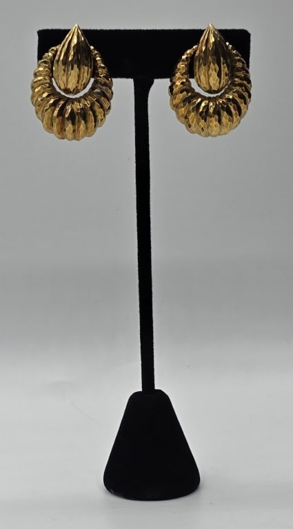 18K Henry Dunay Scalloped Doorknocker Earrings 22g: 18K Yellow Gold Henry Dunay scalloped doorknocker earrings. 22g Combined weight. Clip back. Approx. 1.5"L x 1"W. Scalloped textured high polish design. Photos are considered part of the description an