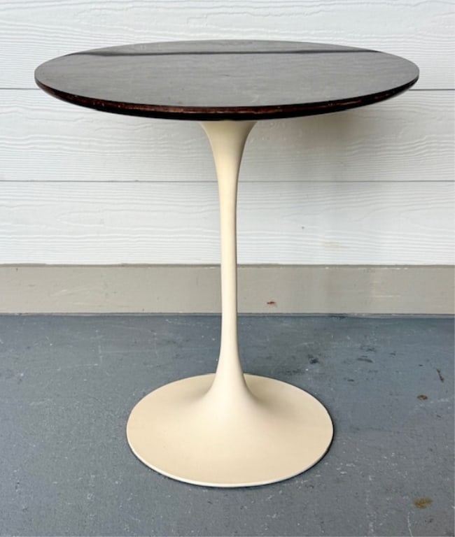 Knoll Saarinen Style Tulip Side Table: Knoll Saarinen style tulip side table. Classic mid century modern design characterized by its slender pedestal and marble top. Approximately 19.75"h x 18"w. Photos are considered part of the