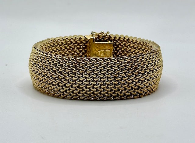14k Italian Brev Mesh Bracelet - 36.69g: Ladies 14K yellow gold 20mm mesh bracelet. Marked " Italy 14k UNOAERRE" and "Brev". 36.69g. Approx. 8" L. Box clasp with safety latch. Photos are considered part of the description and condition. R