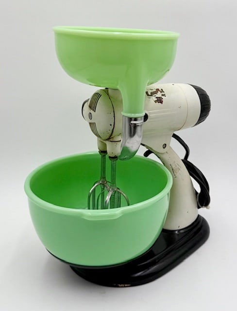 Vtg. Sunbeam Mixmaster W. Jadite Bowl & Juicer: Vintage Sunbeam Mixmaster Stand Mixer With Jadite Mixing Bowl And Juicer. Manufactured During The 1930s To 1950s. In Working Condition. Marked Number N612017. No Cracks Or Chips In Bowl Or Juicer. Mix