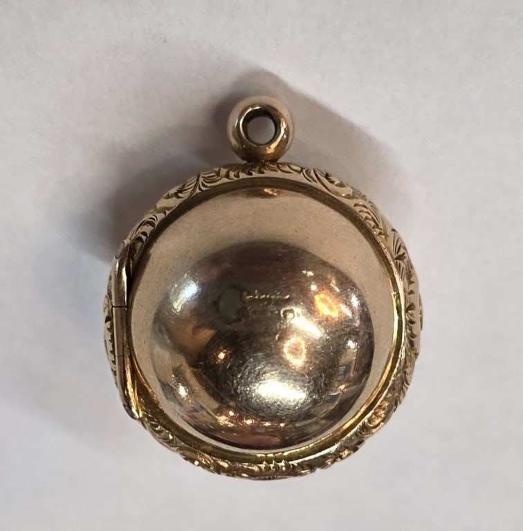 Rare 14k Victorian Orb Locket Pendant 7.56g: Rare 19th-century 14k yellow gold Victorian orb shaped locket pendant. Features meticulous floral engravings on the outer case and opens to reveal an interior rotating mechanism designed to hold small
