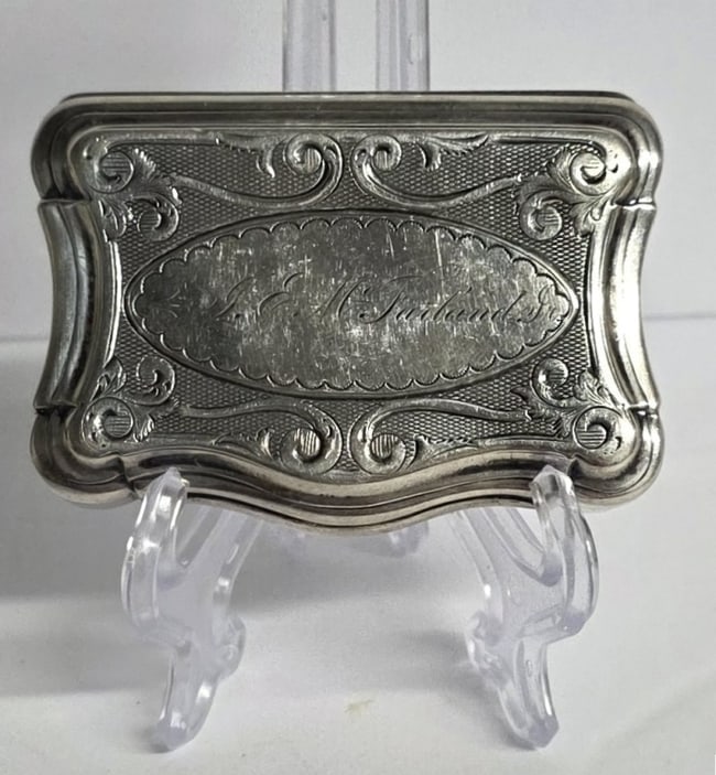 Vintage Sterling Silver Hinged Trinket Box 2.412oz: Vintage sterling silver hinged trinket box. Interictally designed top with center engraving. Approximately .5"h x 3"w x 2.25"d and 2.412oz. Photos are considered part of the condition and description.
