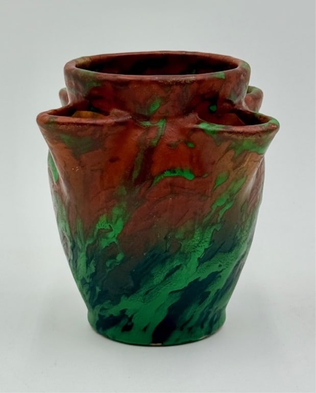 Vintage Weller Pottery Greora Strawberry Pot: Vintage Weller Pottery Greora strawberry pot. Part of the Greora line, characterized by a mottled green and brown glaze. In excellent condition with no chips or cracks. Approximately 5.25"h x