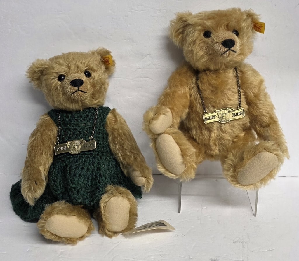 Pr. Steiff Limited Edition 100th Anniversary Bears: Pair of Steiff limited edition 100th Anniversary growler bears. Model number 666612. Made exclusively for the Danbury Mint. Classic 12-inch bears crafted from premium golden or butterscotch genuine mo