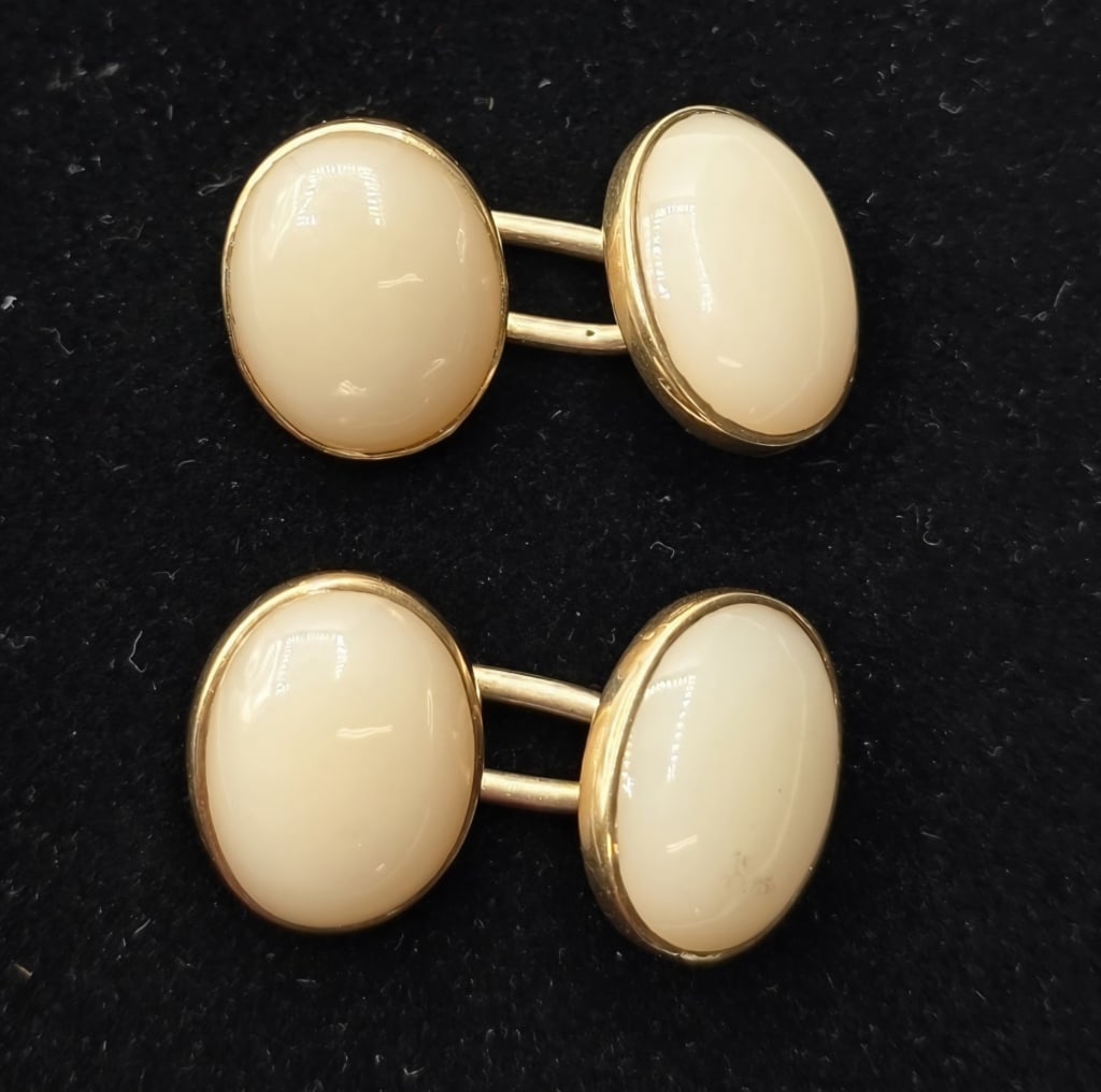 Vintage 14k Cufflinks - 10.17g TW: Vintage 14k yellow gold cufflinks with polished white stones. 10.17g TW. Photos are considered part of the description and condition. R