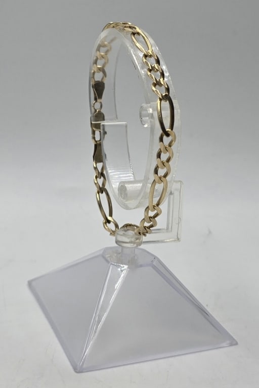 14k Figaro Link Bracelet - 9.93g: 14k Figaro bracelet. 9.93g. Approx. 8.25"L. Photos are considered part of the description and condition. R
