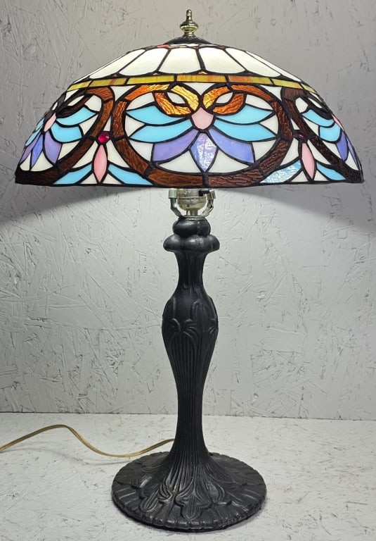 Beautiful Tiffany Style Stained Glass Table Lamp (1 of 4)