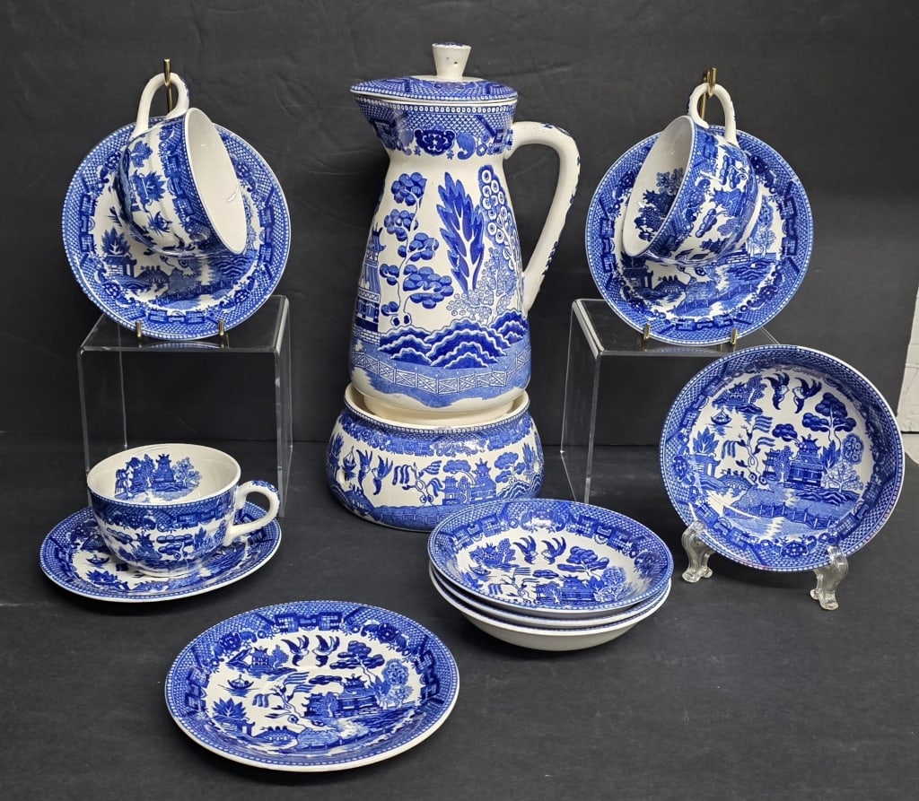 Vintage Blue Willow Ceramic Tea Set: Vintage Blue Willow ceramic tea set featuring the iconic blue and white transferware pattern. Set includes 13" carafe with warmer base, 3 2.5" tea cups, 4 5.5" saucers, and 4 5.5" fruit bowls. All in 