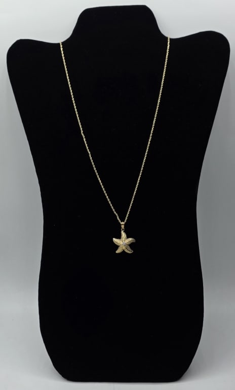 14k Rope Chain w/Starfish Pendant - 8.2g TW: 14k Rope chain with 14k starfish pendant. 8.2g Combined weight. Yellow gold rope chain approx. 25"L. 5.05g. Two areas in chain with small kinks. Clasp latch doesn't stay closed tight and needs repaire