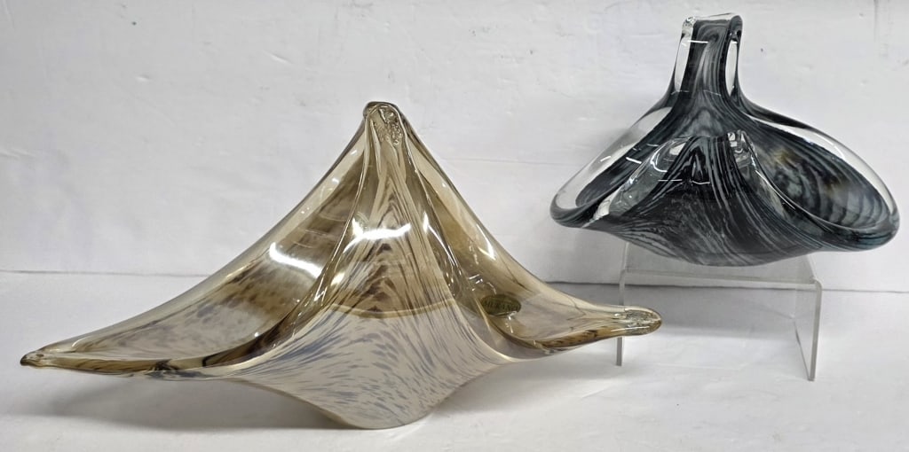 Pair of Beautiful Murano Art Glass Collectibles: Pair of beautiful Murano art glass collectibles. Incudes amber and gold Murano Vetro Eseguito glass basket featuring a gold tint with tan and brown swirl patterns, approximately 7"h, and swan shaped