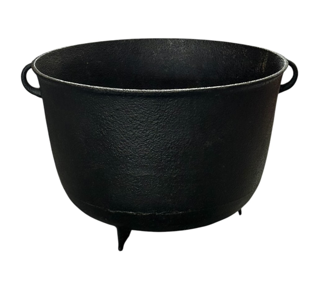 Vintage Cast Iron Cauldron (1 of 7)