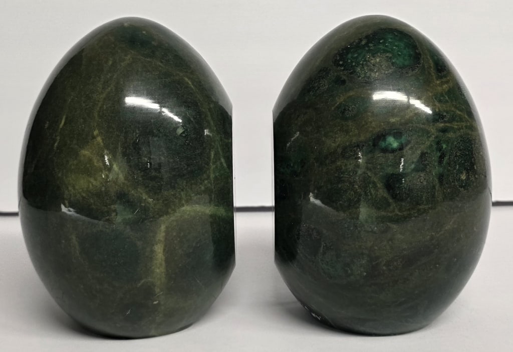 Vintage Ducceschi Alabaster Egg Bookends: Vintage Ducceschi hand carved green alabaster egg bookends. Made in Italy. Bookends feature a smooth, highly polished finish with a deep forest green color accented by lighter, natural veining through