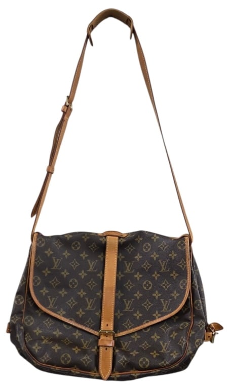 Louis Vuitton Monogram Saumur 35 messenger Bag: Louis Vuitton monogram Saumur 35 Messenger bag. Saddle style bag features a double sided design with two separate compartments, vachetta leather trim and straps, and classic monogram coated canvas. Ap
