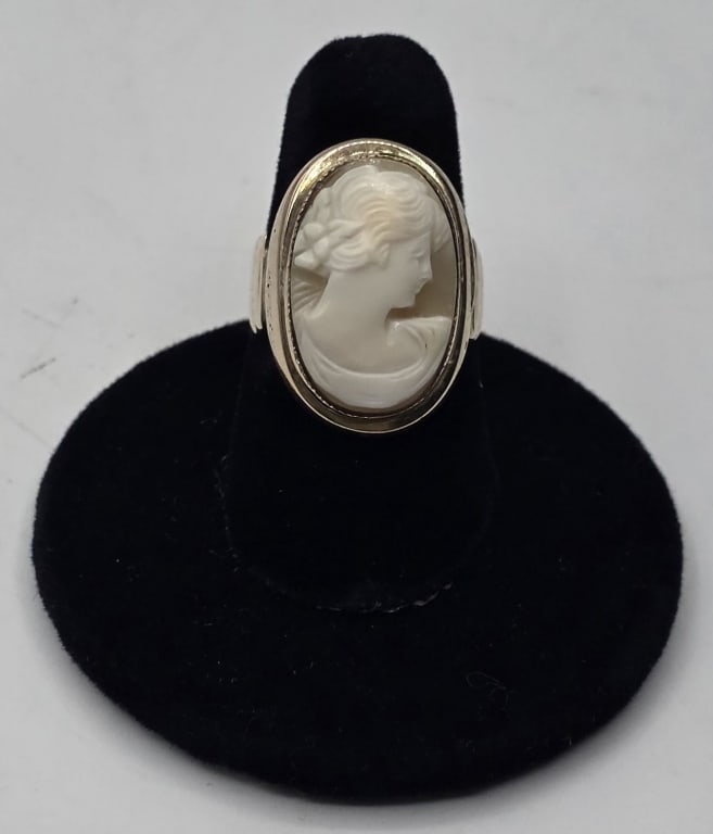 Ladies Vintage 14k Shell Cameo Ring - 6.87g: Ladies vintage 14k shell cameo ring. Cameo securely set in an oval bezel frame. Approximately 6.87g TW and size 7. Photos are considered part of the condition and description. R