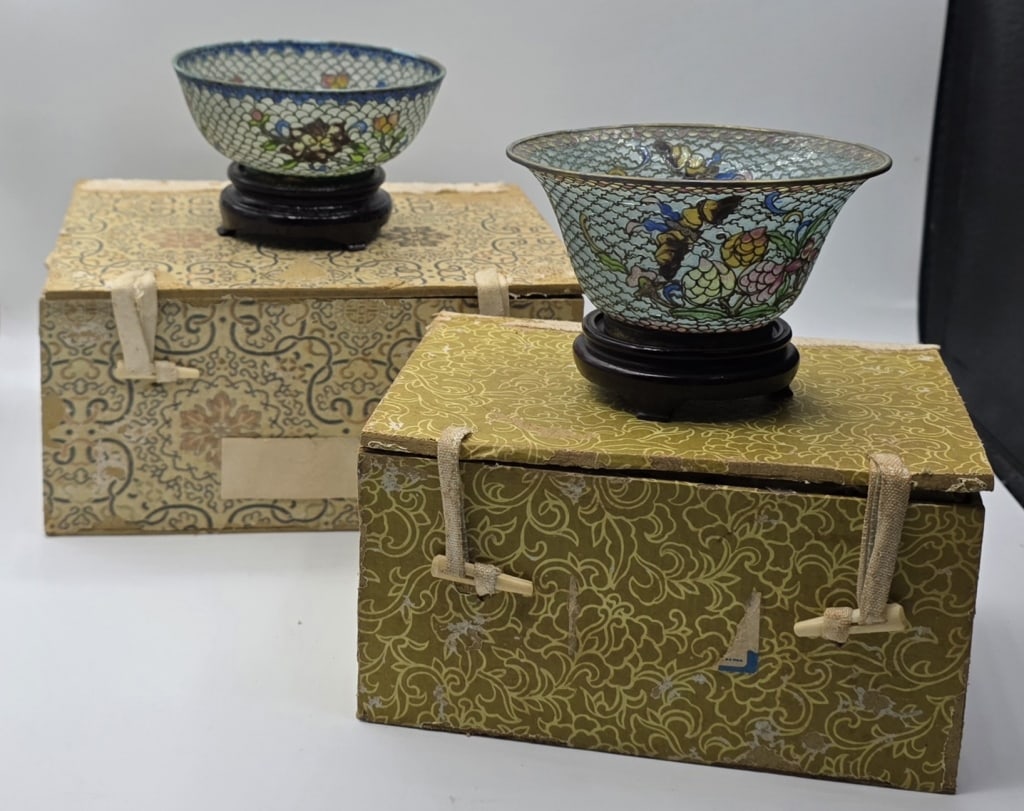 Pr. Vintage Chinese Plique-a-jour Cloisonne Bowls: Pair of vintage Chinese plique-a-jour cloisonne enamel bowls. Bowls feature a delicate floral design and translucent panels with intricate metal wirework. Some oxidation present. Includes wooden bases