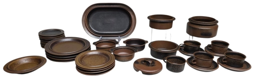 MCM Arabia Finland "Ruska" Stoneware: Mid-Century Modern Arabia Ruska stoneware dinner set. Designed by Ulla Procope in Finland. Stoneware features characteristic speckled brown glaze. Set includes 34 total pieces, chips present on two
