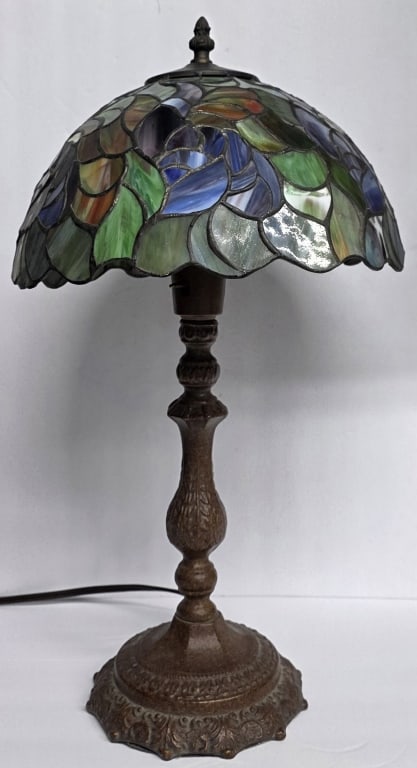 Beautiful Tiffany Style Table Lamp (1 of 4)