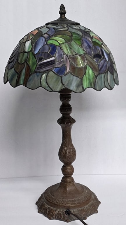 Beautiful Tiffany Style Table Lamp - 4