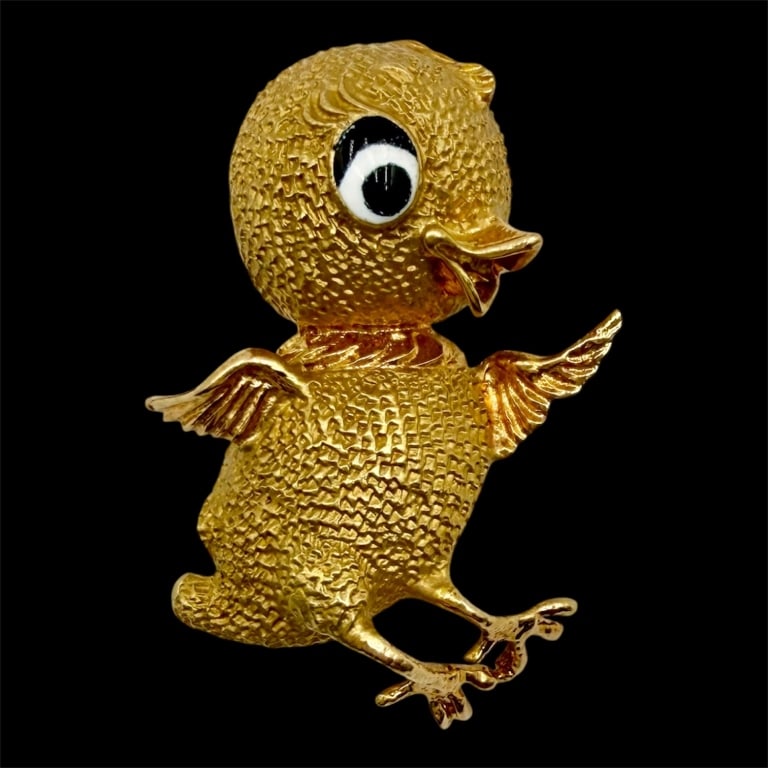 Adorable 18k Baby Chick Brooch - 7.39g TW: Adorable 18k baby chick brooch. 18k Yellow gold with textured finished body; polished wings, beak and feet, and an enamel eye. 7.39g TW. Approx. 1.3"H x 1"W. Photos are considered part of the descript