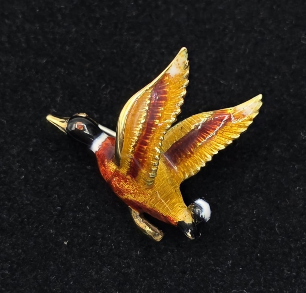 18k Enamel Flying Mallard Brooch - 5g TW: Vintage 18k enamel flying mallard duck brooch. Enameled body and wings with natural gold feet and beak. 5g TW. Approx. 1"W x 0.75"H. Photos are considered part of the description and condition. R