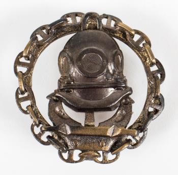 WWI IMPERIAL RUSSIAN NAVY DIVER BADGE: WWI IMPERIAL RUSSIAN NAVY DIVER BADGE WWI Imperial Russian Navy Diver Badge. Screwback design. Measures 1.5 inches in diameter. Unauthenticated, sold as-is.