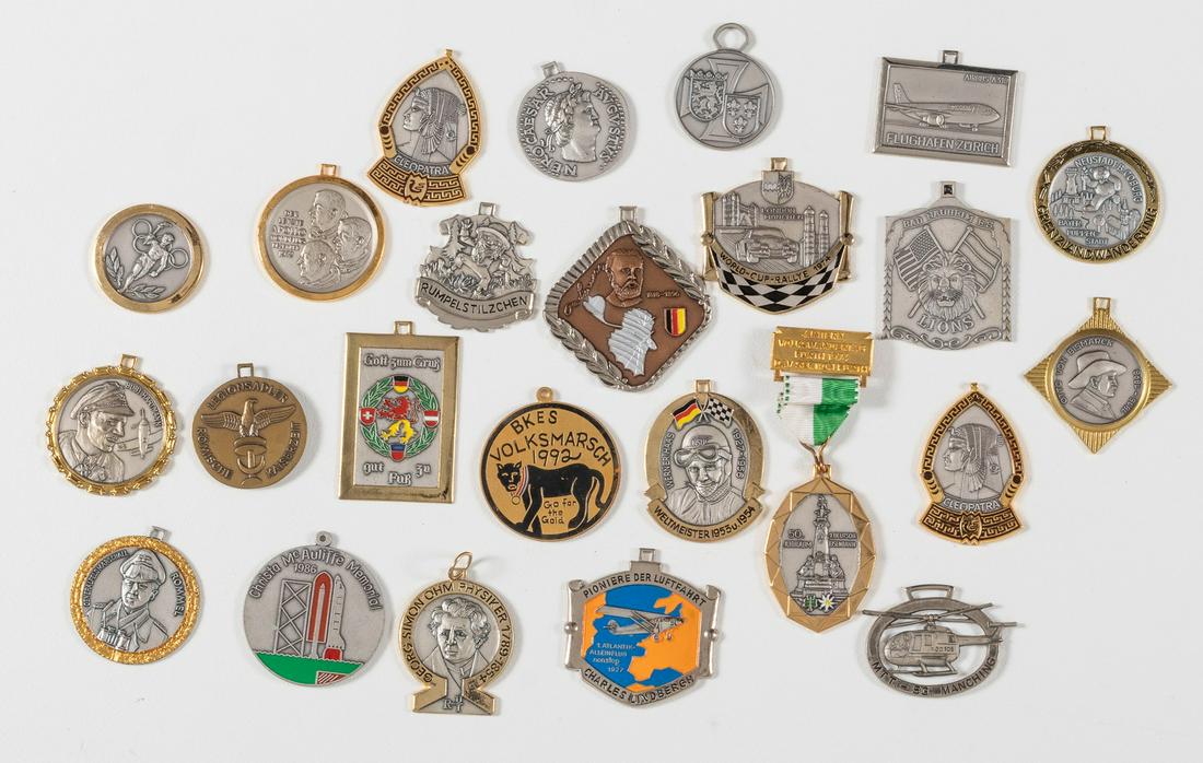 GERMAN COMMEMORATIVE MEDALS (24): Lot of 24 German made commemorative medals of Rommel, Cleopatra, Apollo astronauts, Werner Haas, the Olympics, and much more. Should be examined.