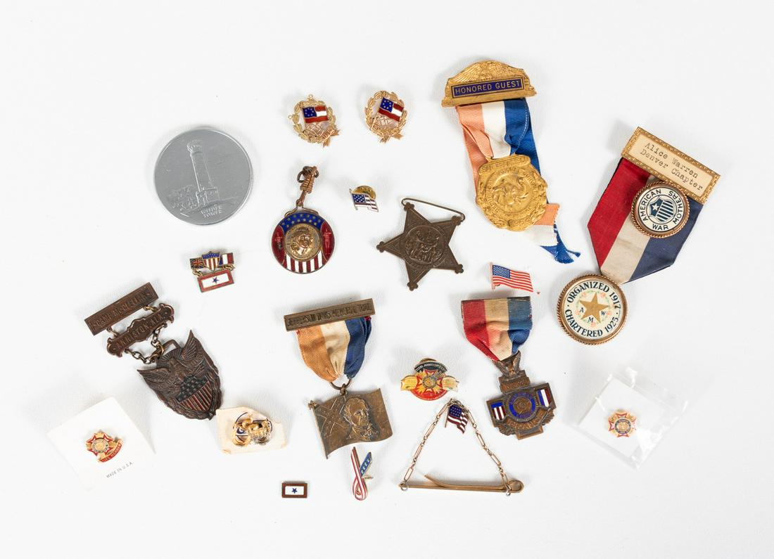 AMERICANA PINS AND BADGES (21): Assorted pins and badges for Veterans of Foreign Wars, American Legion, Grand Army of the Republic, American War Mothers, Jefferson Davis Memorial Trail, and other pins. Likely date from 1910s to 1930